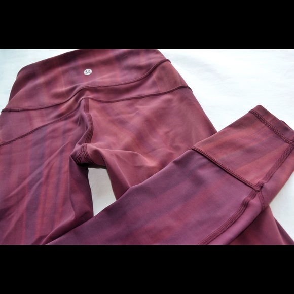 In Movement 25" leggings linear spray Garnet - Picture 3 of 7